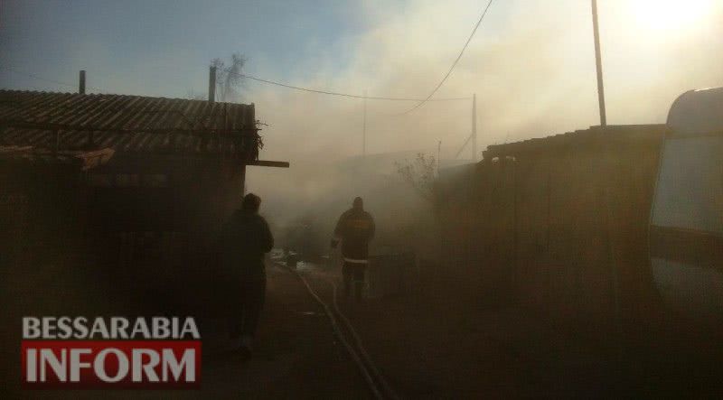 Спасатели Белгород-Днестровского потушили пламя в одном из районов города, не смотря на шквальный ветер