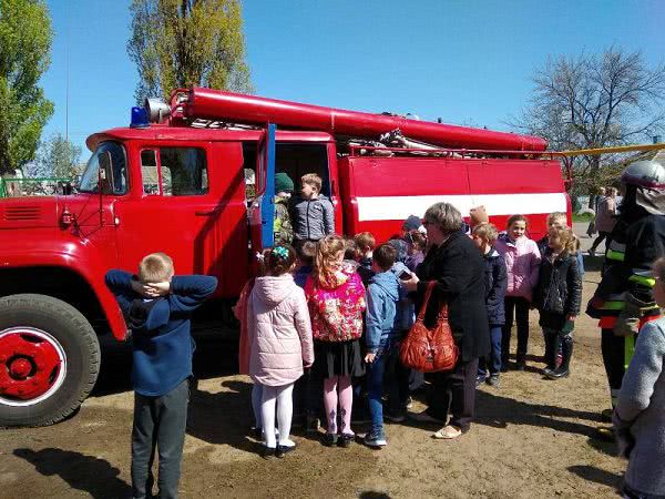Спасатели в Белгород-Днестровском и Тарутино провели ряд мероприятий, где школьники могли поучаствовать в тушении "пожара"