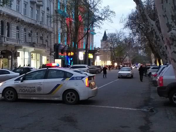 Очередное минирование в Одессе: людей эвакуируют из торгового центра (видео)