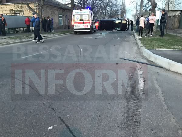 В Измаиле в результате ДТП перевернулась маршрутка с пассажирами, есть пострадавшие