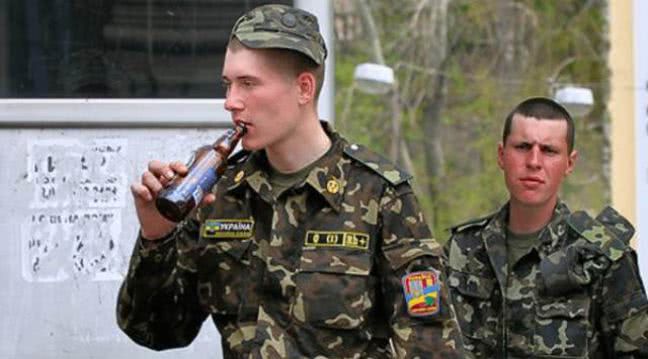 Пятеро украинских военных напились до белой горячки - один умер, второй в коме, остальные в реанимации.