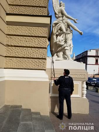 В Одесской Опере искали бомбу. Фото