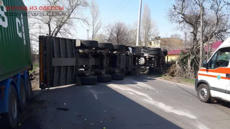 В Одессе произошла ещё одна крупная авария с переворотом фуры (видео)