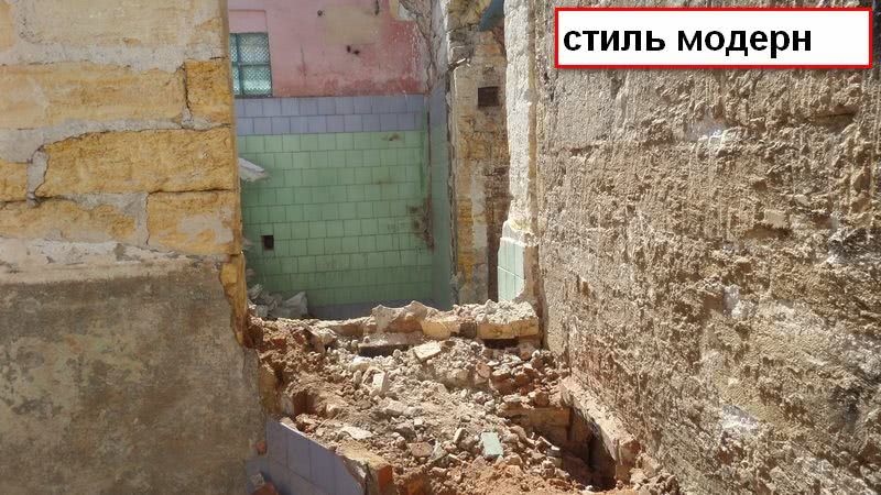 Все здания на территории Летнего театра в Одессе были забиты мусором до потолка