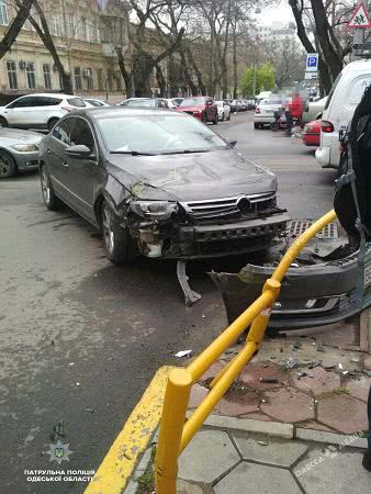 Во время аварии в центре Одессы кусок железного ограждения отлетел в проходящую мимо женщину (фото)