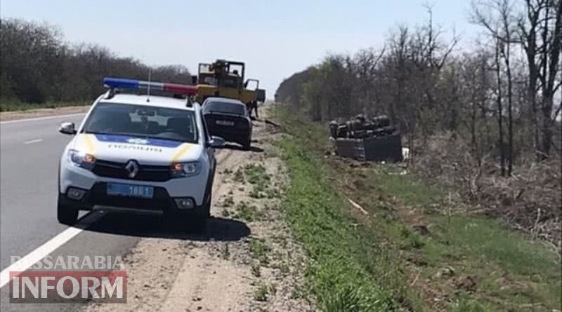 На трассе Одесса-Рени грузовой автомобиль съехал в кювет и перевернулся