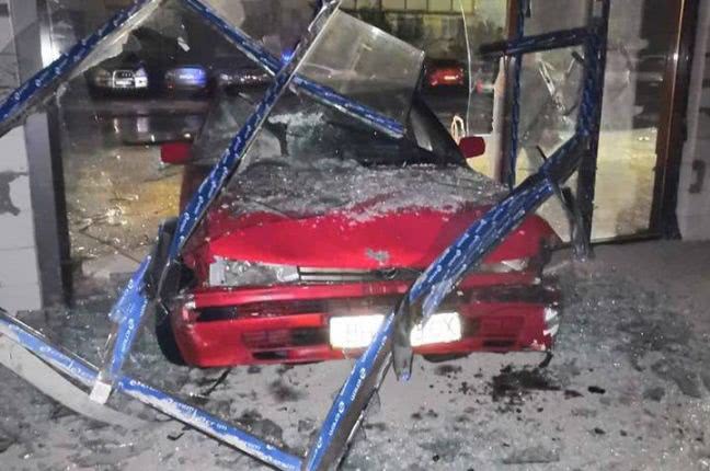 В Одессе автомобиль въехал в витрину – водитель сбежал