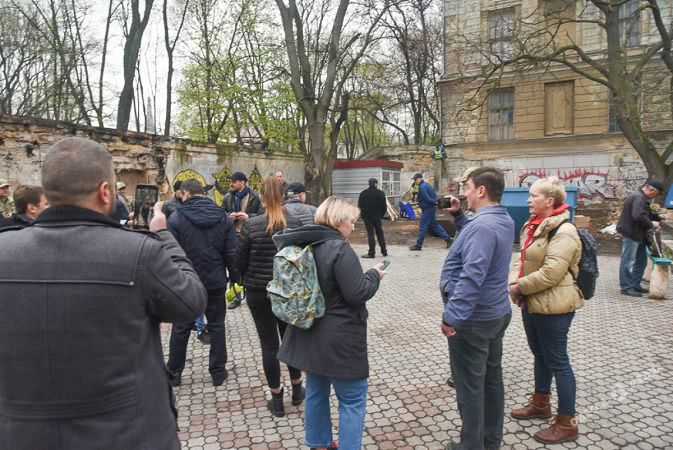 Псевдоактивисты пытаются помешать началу работ по благоустройству в Летнем театре (фото)