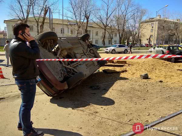 Песок, два пострадавших автомобиля и пробка: в Одессе произошел взрыв. Фото, видео