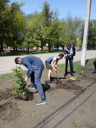 Арцизские школьники навели порядок на территории городской школы