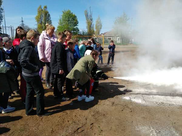Спасатели в Белгород-Днестровском и Тарутино провели ряд мероприятий, где школьники могли поучаствовать в тушении "пожара"