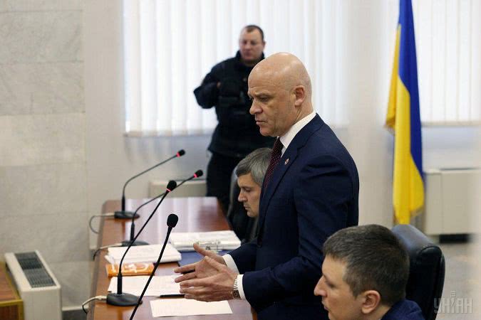 Мер Одеси Труханов відмовився в суді відповідати на питання звинувачення у справі про купівлю будівлі заводу «Краян»