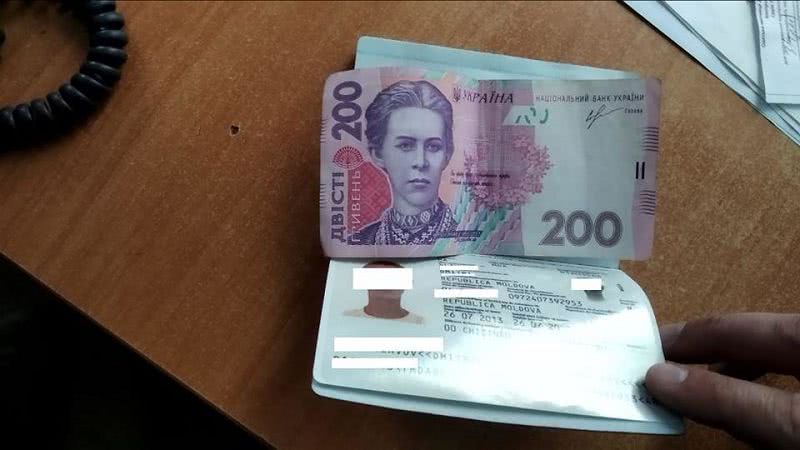 В Одесской области иностранец вез 6 литров контрабандной водки и пытался подкупить пограничников. Фото