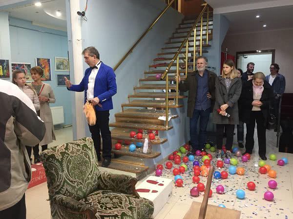 В Одессе открылась выставка, где посетители могут рисовать на полотнах