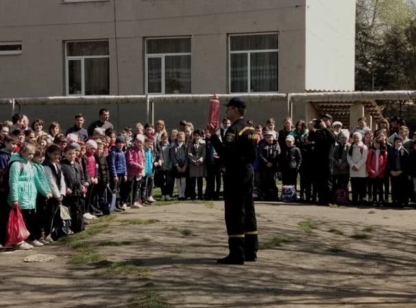 Спасатели в Белгород-Днестровском и Тарутино провели ряд мероприятий, где школьники могли поучаствовать в тушении "пожара"