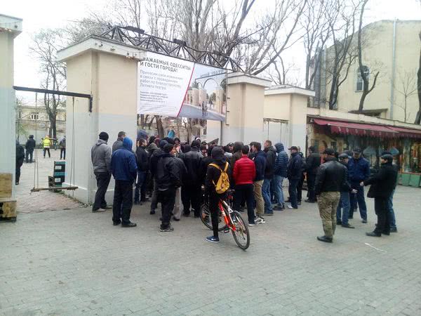 Группа молодых людей не пустила в Летний театр активистов (фото)