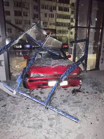В Одессе автомобиль протаранил витрину магазина. Водитель сбежал