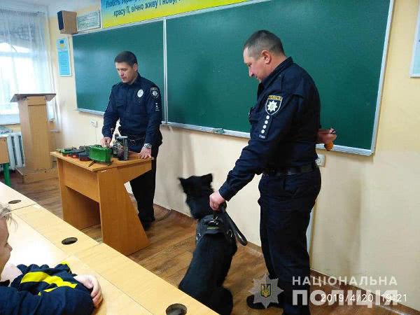 Служебная собака, трофейные гранаты и мины: в Измаиле полицейские-взрывотехники беседовали с лицеистами