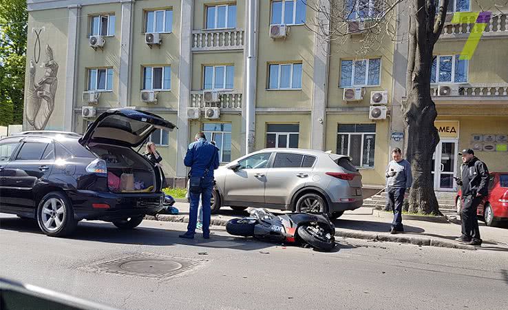 Легковушка и мотоцикл не разминулись возле Одесского морвокзала (фото)