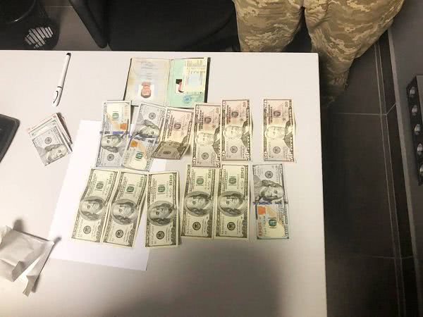 1000 долларов, 100 евро и 1000 рублей: в Одессе иностранцы предлагали взятки пограничникам, чтобы попасть в Украину. Фото
