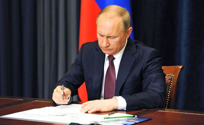 Путин подписал указ об упрощенном получении российских паспортов жителями ЛДНР