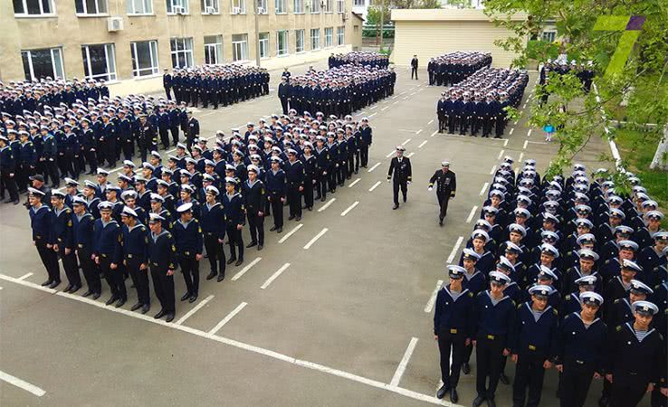 Марш в честь Дня Победы: шествие курсантов Одесской морской академии (фото)