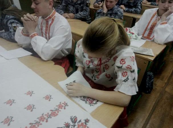 Вышиванка - больше чем мода: студенческая молодежь Измаила выстроилась в виде "вышиванкового" сердца