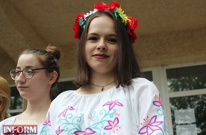 Вышиванка - больше чем мода: студенческая молодежь Измаила выстроилась в виде "вышиванкового" сердца