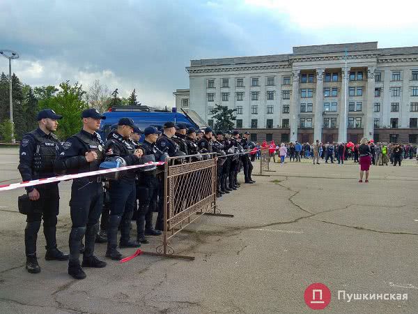 Стычка на Куликовом поле: проукраинские активисты принесли красные гелиевые шары, чем разозлили «куликовцев». Фото