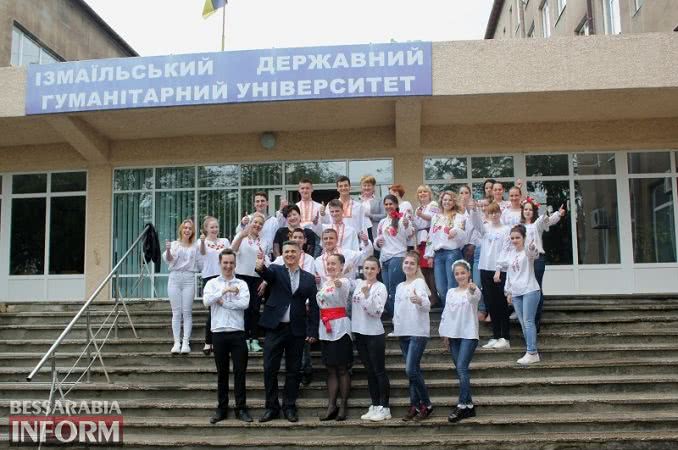 Вышиванка - больше чем мода: студенческая молодежь Измаила выстроилась в виде "вышиванкового" сердца