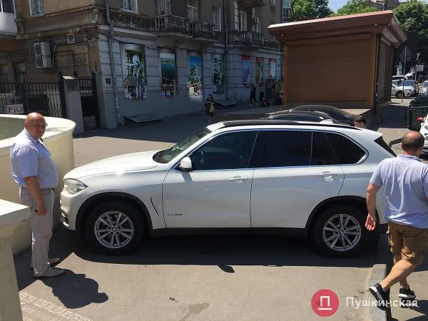 В центре Одессы автохам припарковал авто возле моста Коцебу и заставил пешеходов обходить его по проезжей части. Фото