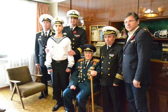В Одесі  ветерана-морпіха привітали концертом під його балконом