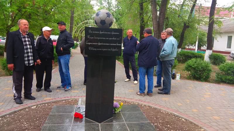 В Арцизе почтили память местных футболистов