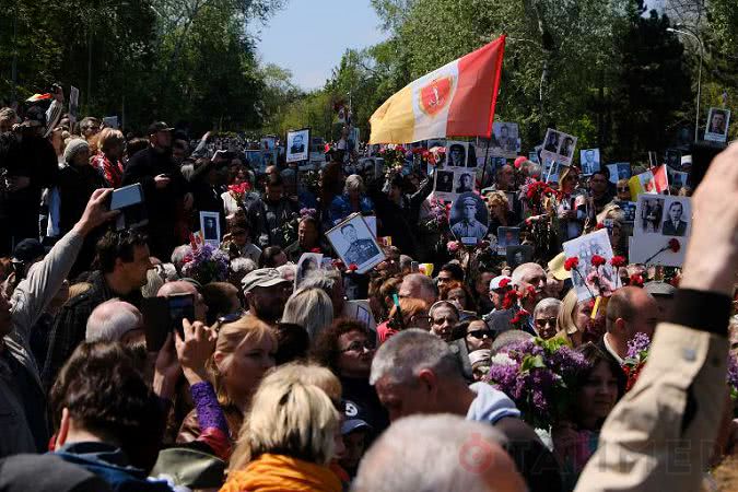 В День Победы по Одессе прошел Бессмертный полк, не обошлось без провокаций 