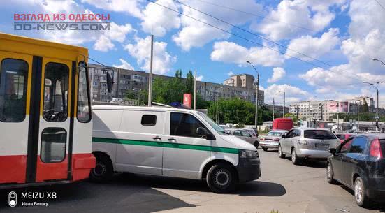 В Одессе произошло столкновение городского транспорта с инкассаторской машиной