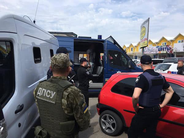 На рынке «7 км» под Одессой пограничники задержали 24 нелегалов. Фото