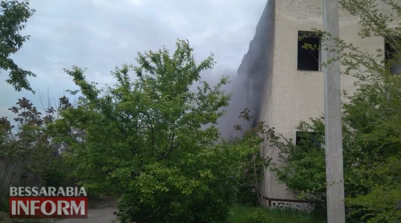 В Белгород-Днестровском произошел пожар на территории заброшенного памятника архитектуры