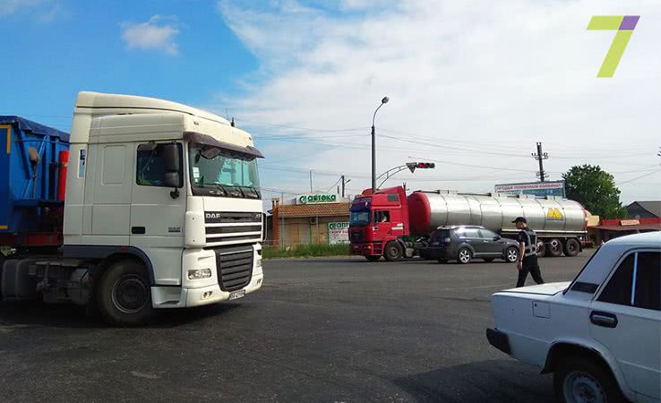 Перекрытие дороги в Одесской области: жители Усатово против проезда фур (фото)