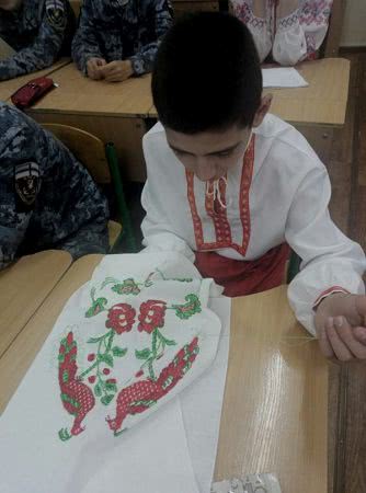 Вышиванка - больше чем мода: студенческая молодежь Измаила выстроилась в виде "вышиванкового" сердца