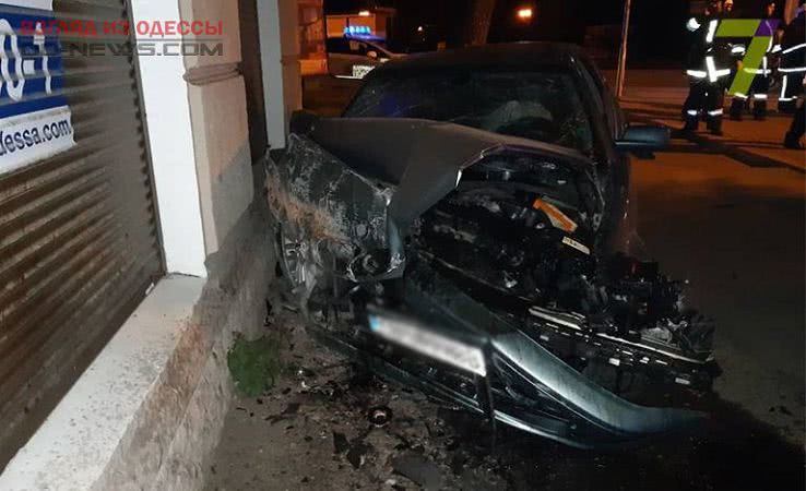 В Одессе автомобиль угодил в стену магазина и разбился «всмятку»
