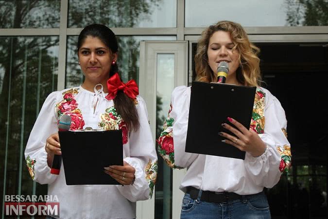 Вышиванка — больше чем мода: студенческая молодежь Измаила выстроилась в виде «вышиванкового» сердца