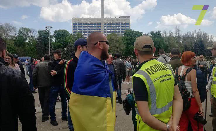 Одесский активист задержал мужчину в футболке с российской символикой (фото, видео)