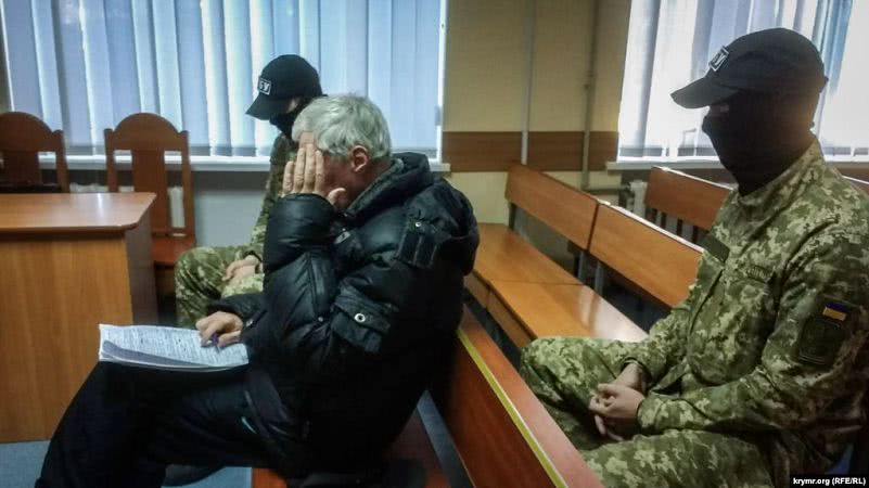 Суд над пожилым режиссером: радикалы сканировали «Сепара на нары!» и угрожали «всех замочить»