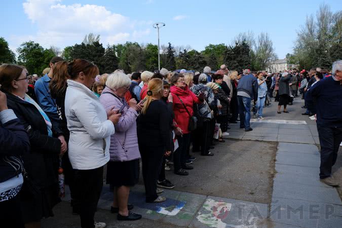 В Одессе прошло траурное мероприятие: запустили чёрные и белые шары в небо В Одессе прошло траурное мероприятие: запустили чёрные и белые шары в небо