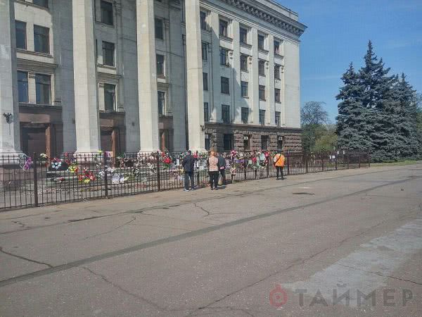 Кто-то поубирал все цветы и лампадки принесенные на Куликово поле в память о погибших 2 мая