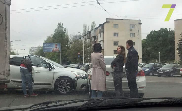 Две иномарки не поделили дорогу в Одессе на Большом Фонтане (фото)