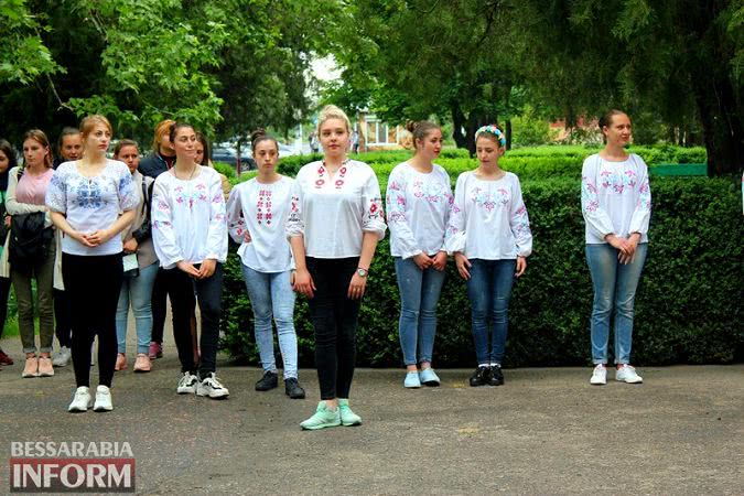Вышиванка - больше чем мода: студенческая молодежь Измаила выстроилась в виде "вышиванкового" сердца