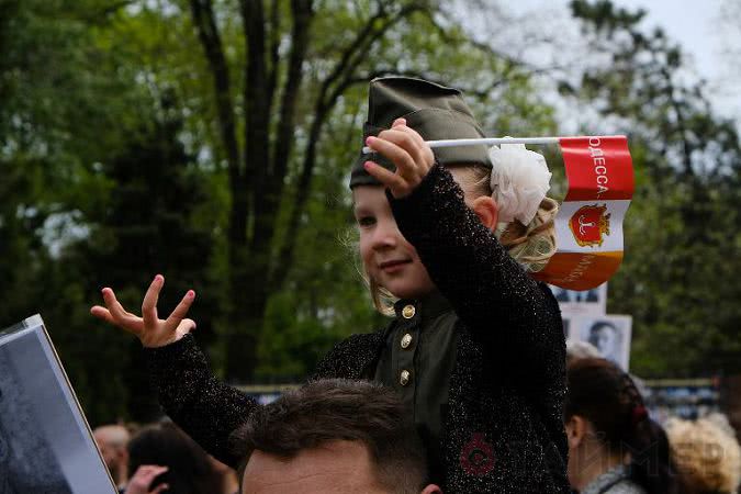 В День Победы по Одессе прошел Бессмертный полк, не обошлось без провокаций 