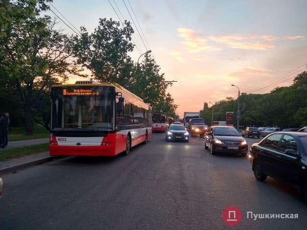 В Одессе фура врезалась в столб и перекрыла движение
