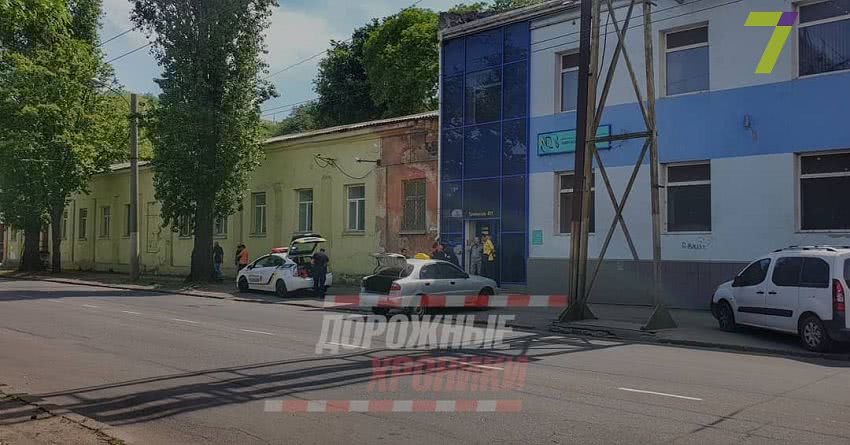 В здание «Одессагаз» влетел автомобиль службы такси (фото)
